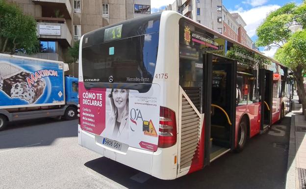 Imagen de un bus urbano en su para de Gran Vía de San Marcos en León capital. 