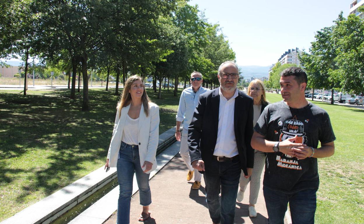 Visita del alcalde al barrio de la Rosaleda.
