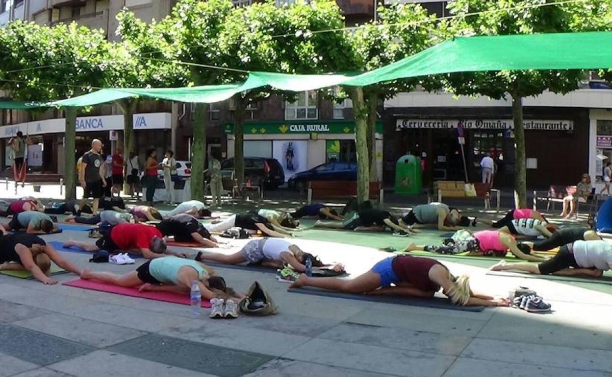 Imagen de archivo de personas practicando yoga en León. 