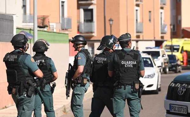 Efectivos de la Guardia Civil mantienen acordonada la zona donde permanece atrincherado el presunto autor del crimen con rehenes.