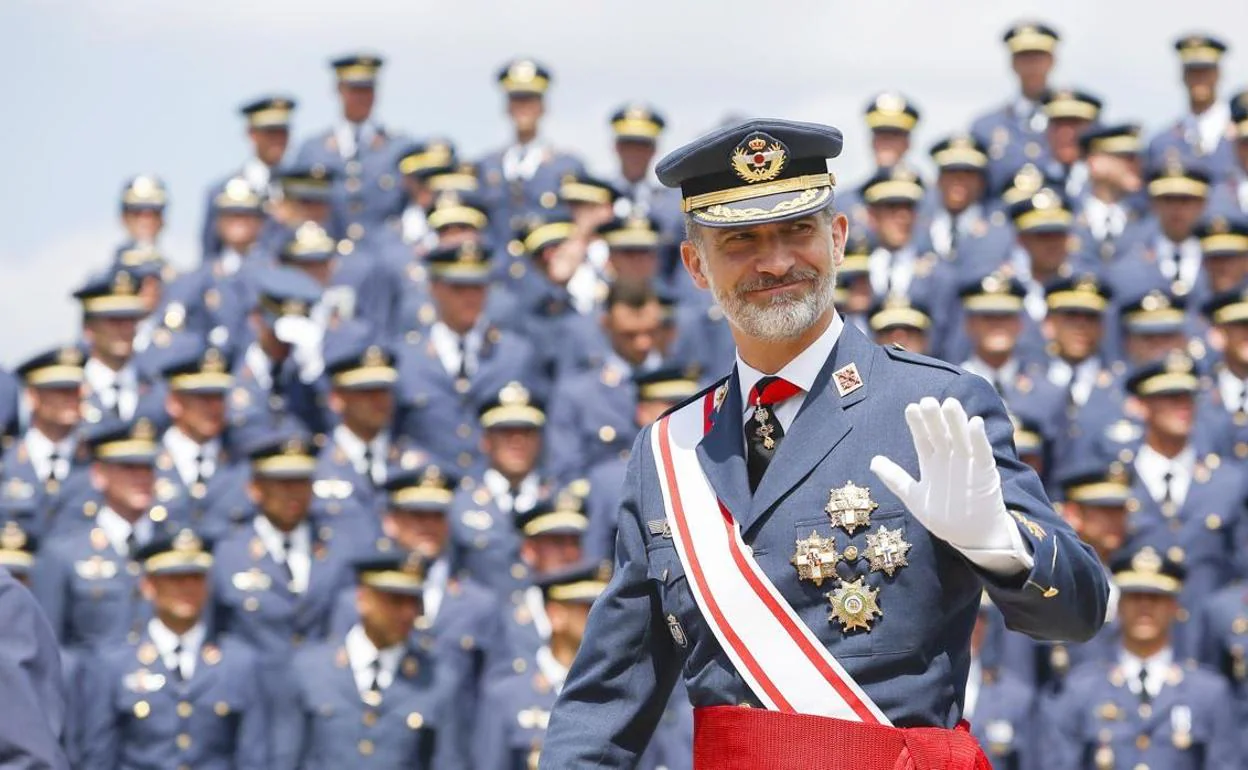 El Rey Felipe VI entrega los reales despachos en la Academia Básica del Aire