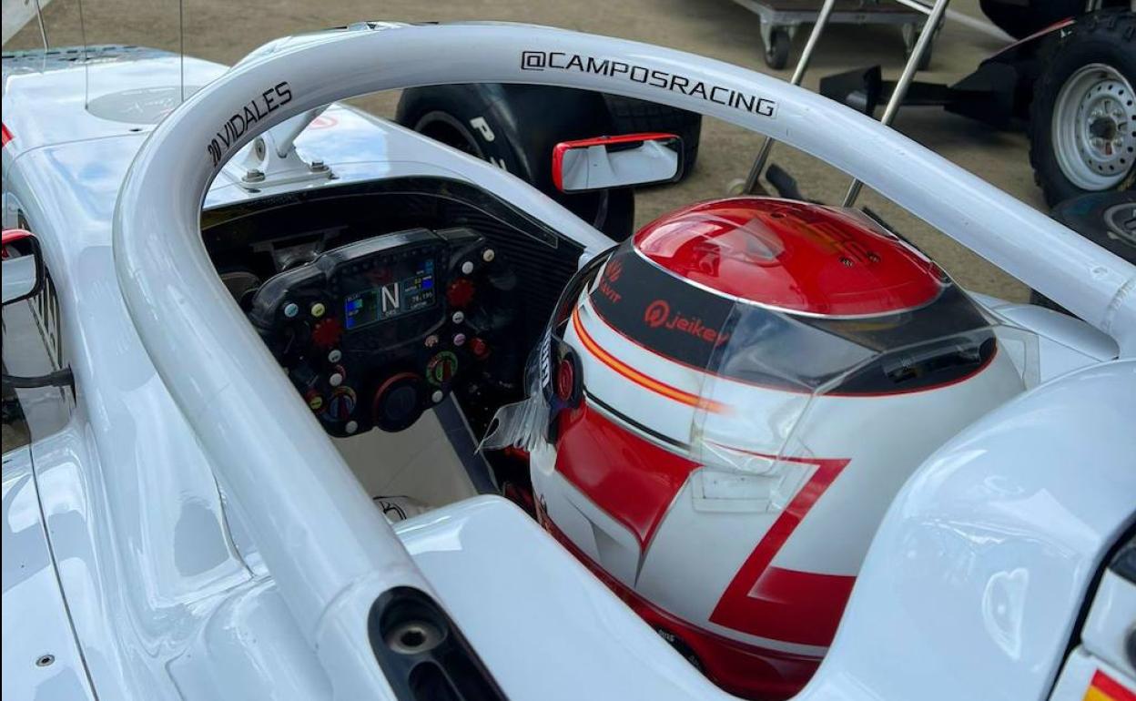David Vidales, en el pit lane de Silverstone para disputar la sesión clasificatoria del viernes. 