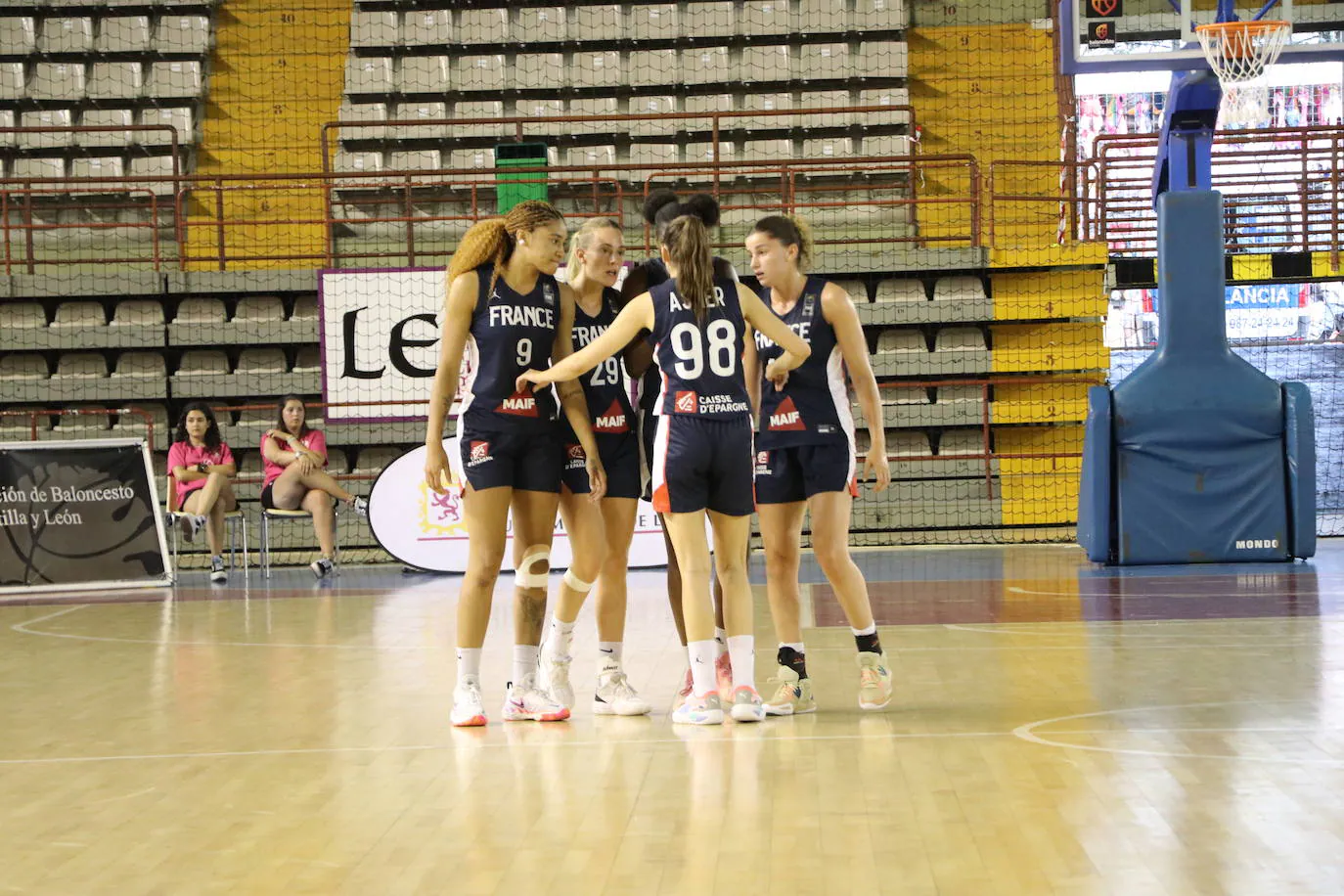 Imagen del encuentro entre España y Francia sub 20 femenino de baloncesto en León.