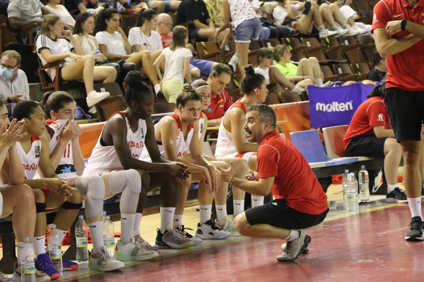 Imagen del encuentro entre España y Francia sub 20 femenino de baloncesto en León.