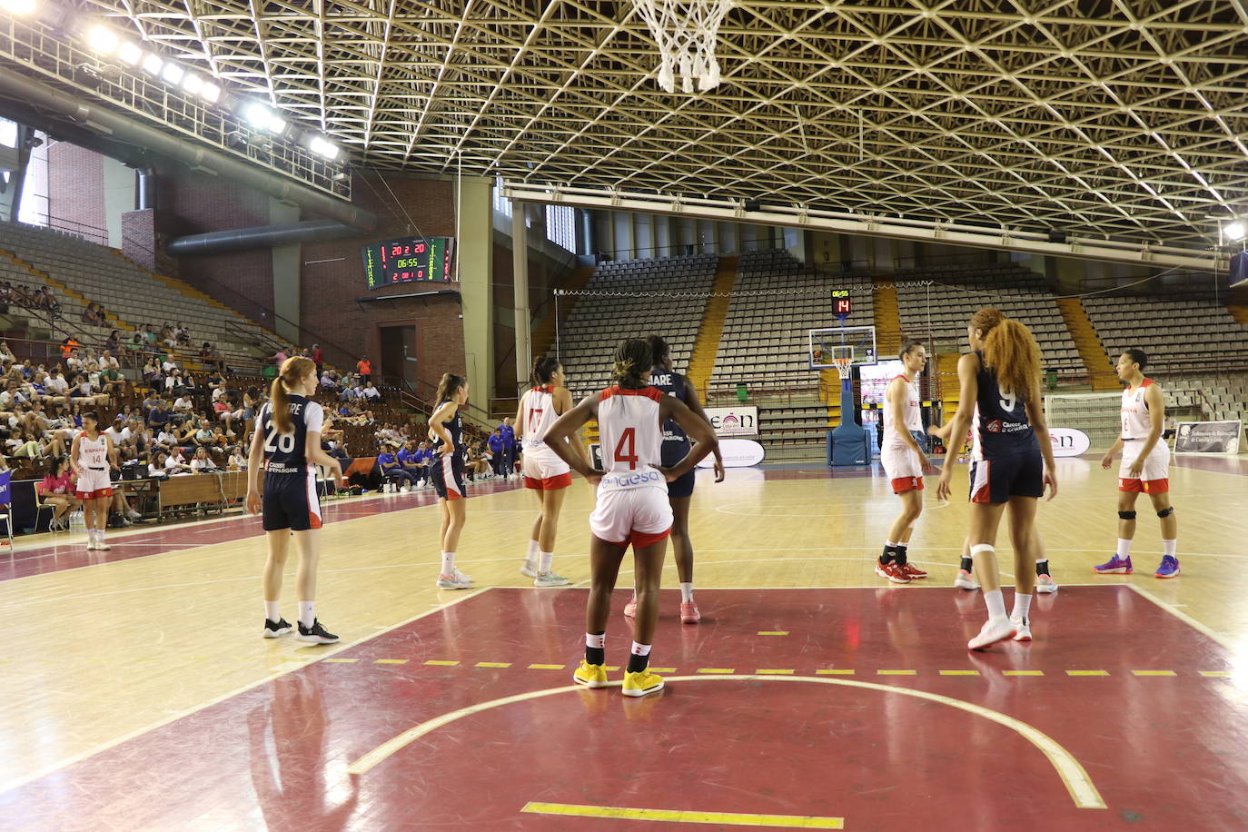 Imagen del encuentro entre España y Francia sub 20 femenino de baloncesto en León.