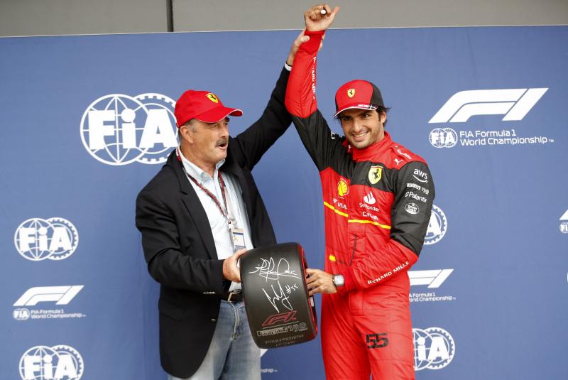 Carlos Sainz celebra la pole sobre el podio del Circuito de Silverstone.