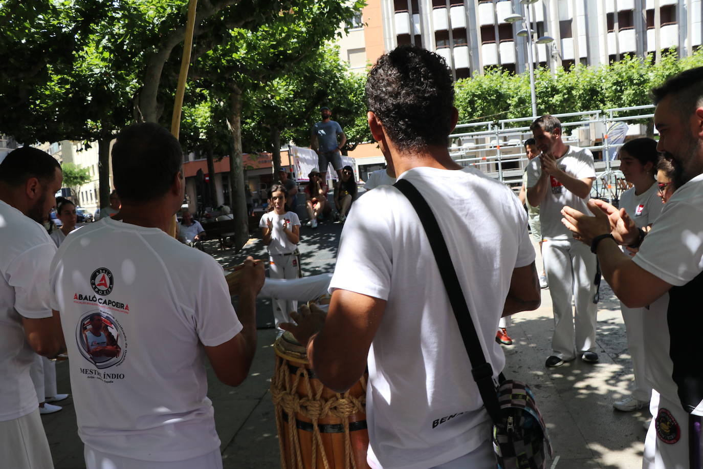 Imágenes de la sesión de Capoeira en la Plaza de las Cortes Leonesa. 