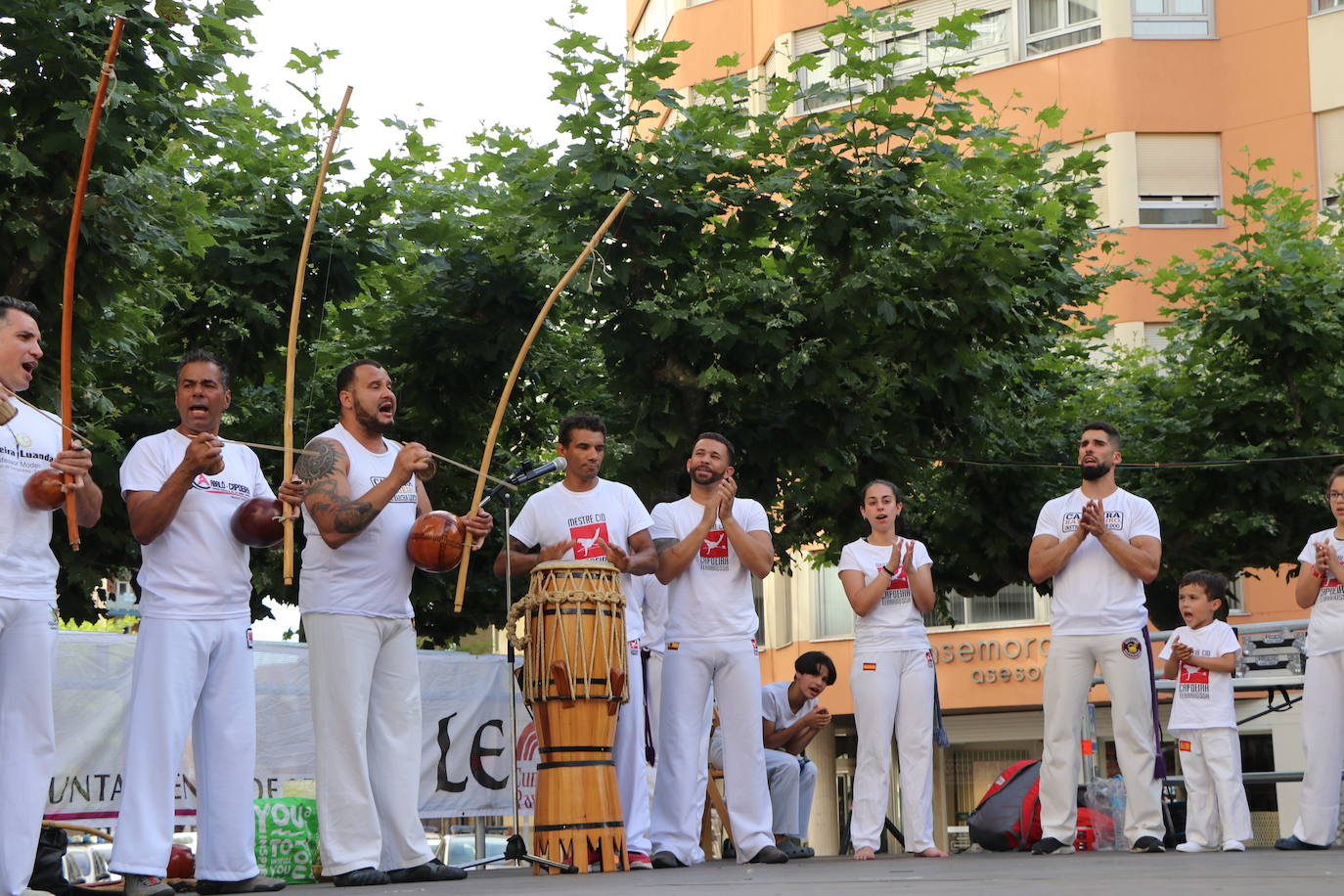 Imágenes de la sesión de Capoeira en la Plaza de las Cortes Leonesa. 