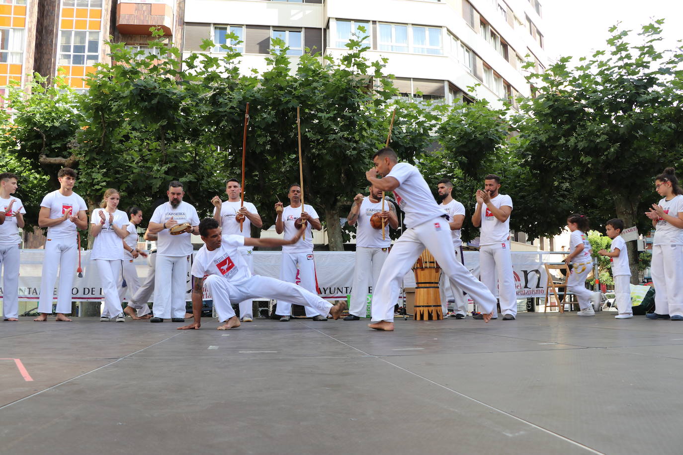 Imágenes de la sesión de Capoeira en la Plaza de las Cortes Leonesa. 