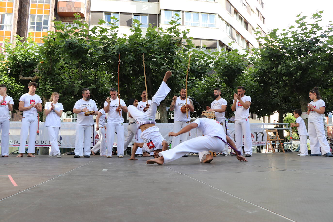 Imágenes de la sesión de Capoeira en la Plaza de las Cortes Leonesa. 