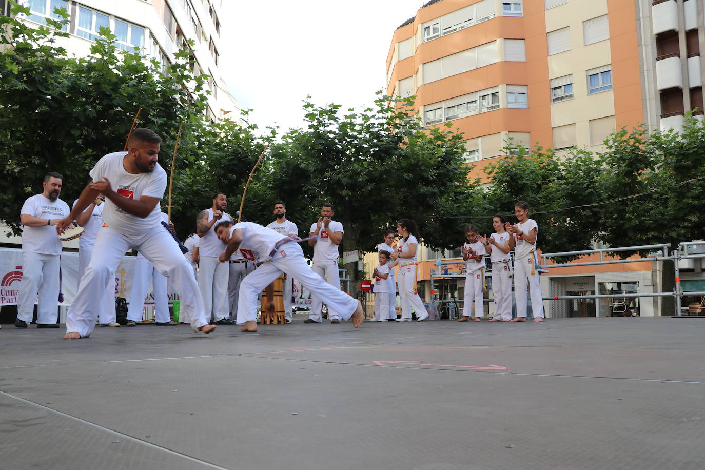 Imágenes de la sesión de Capoeira en la Plaza de las Cortes Leonesa. 