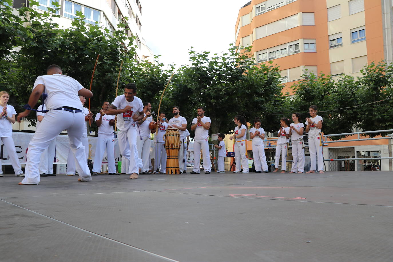 Imágenes de la sesión de Capoeira en la Plaza de las Cortes Leonesa. 