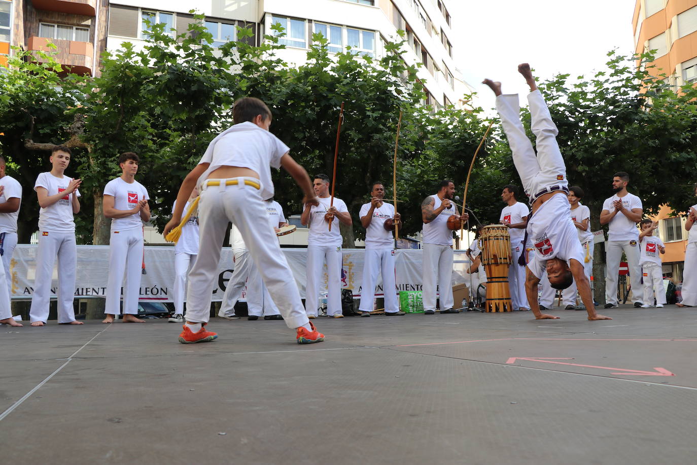 Imágenes de la sesión de Capoeira en la Plaza de las Cortes Leonesa. 