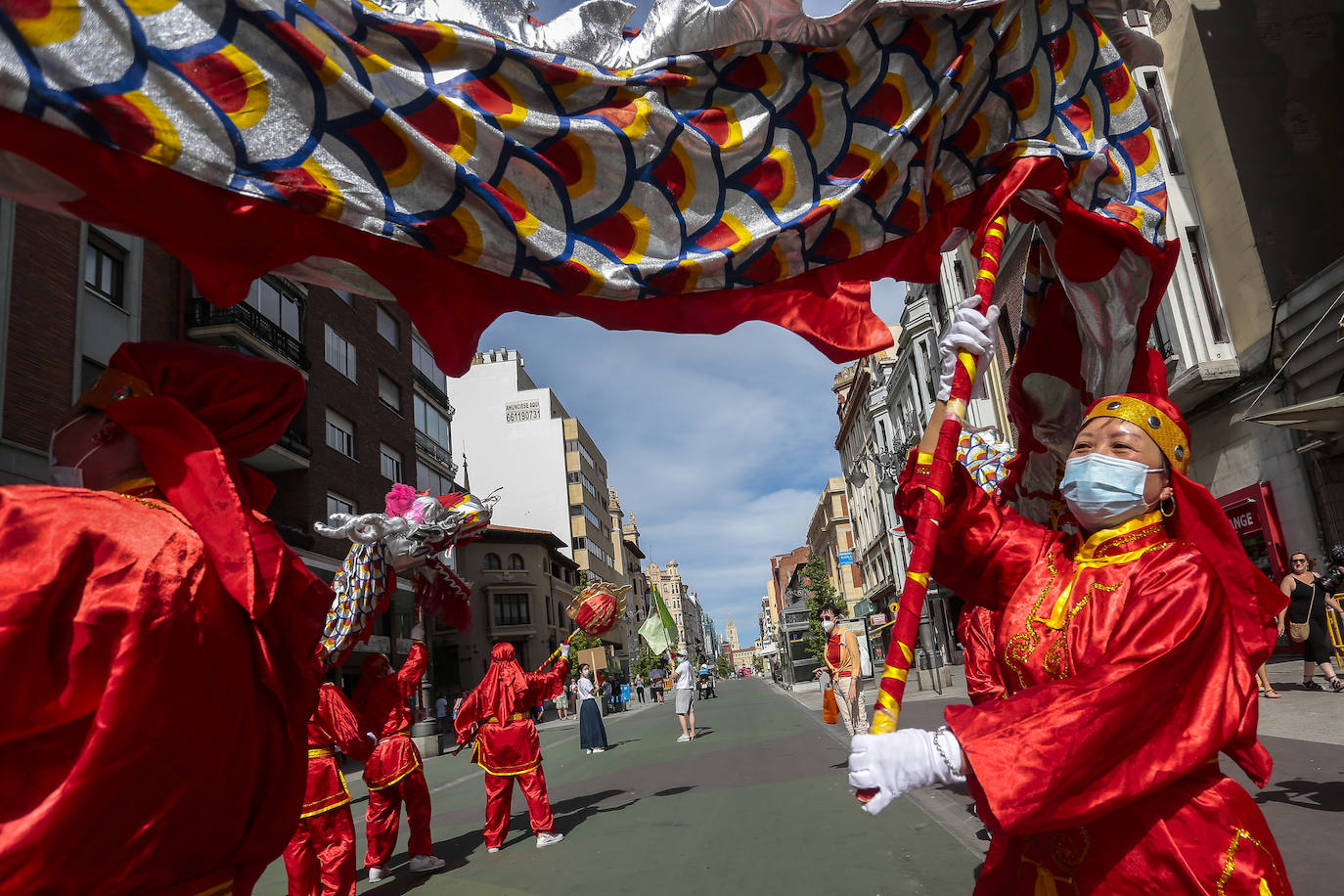 Fotos: Desfile del Dragón y la Danza del León por las calles de la capital leonesa