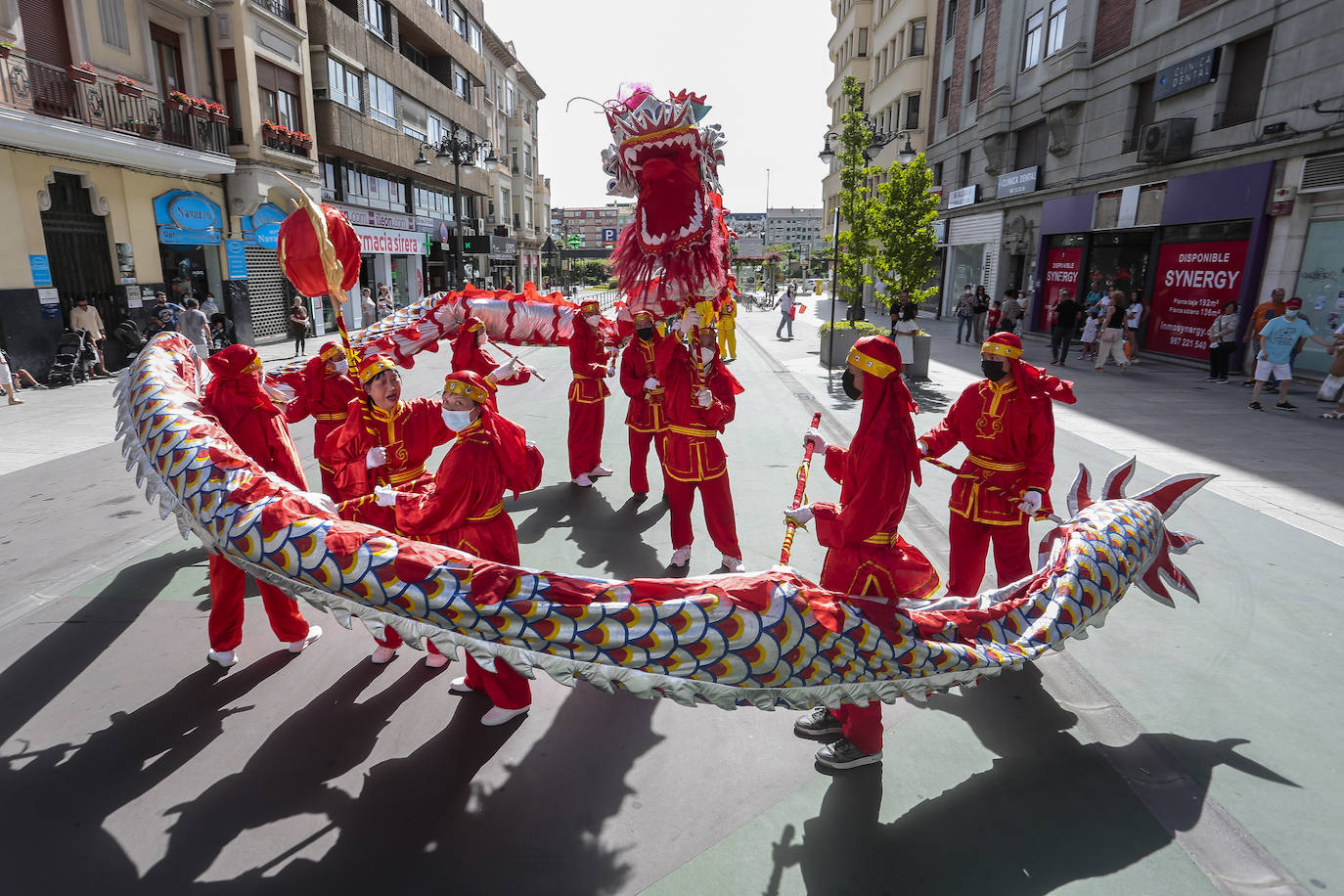 Fotos: Desfile del Dragón y la Danza del León por las calles de la capital leonesa