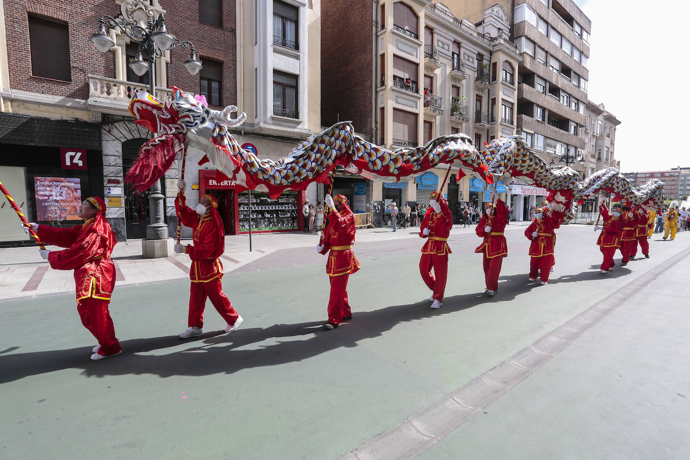 Fotos: Desfile del Dragón y la Danza del León por las calles de la capital leonesa
