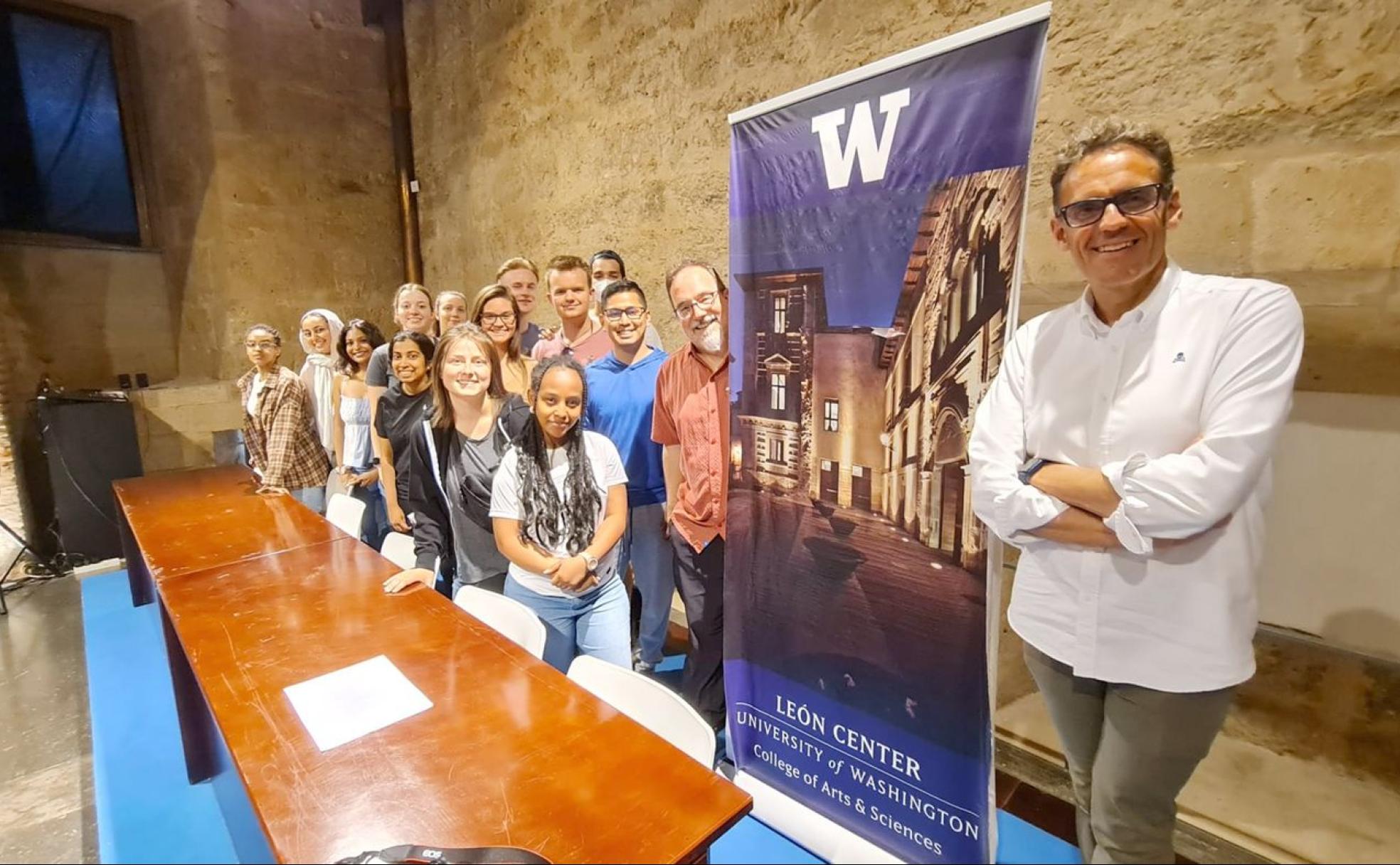 Alumnos de la Universidad de Washington en su sede en León, en el Palacio Conde Luna de la capital.