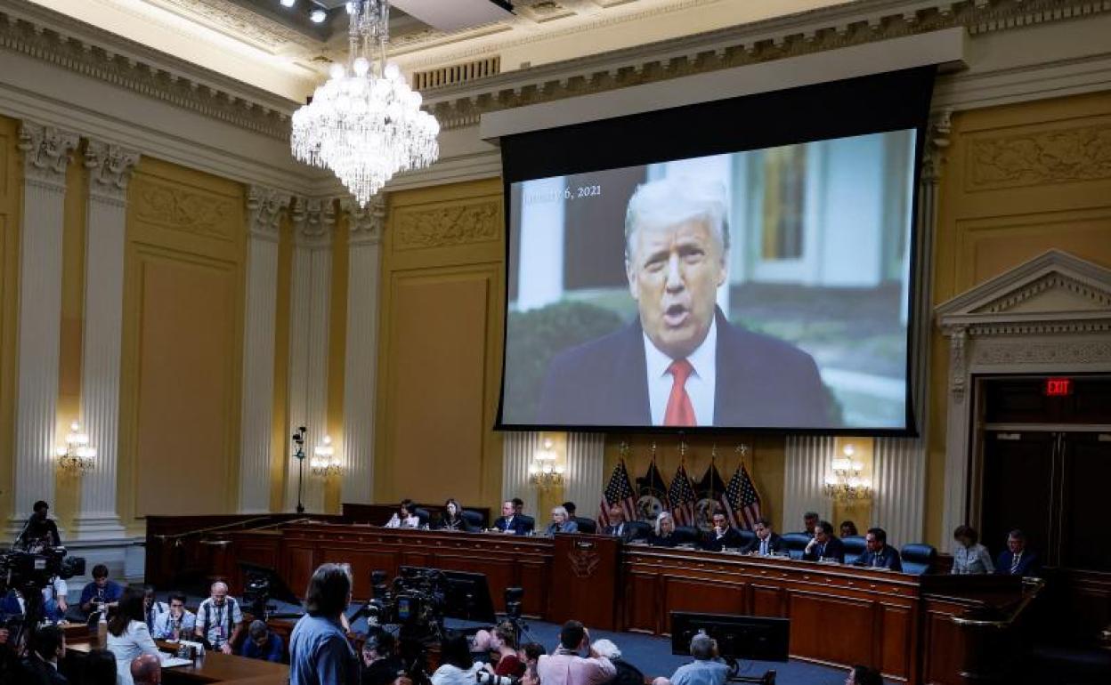 Cassidy Hutchinson, de blanco, escucha ante el comité del Congreso el discurso de Trump previo al asalto 