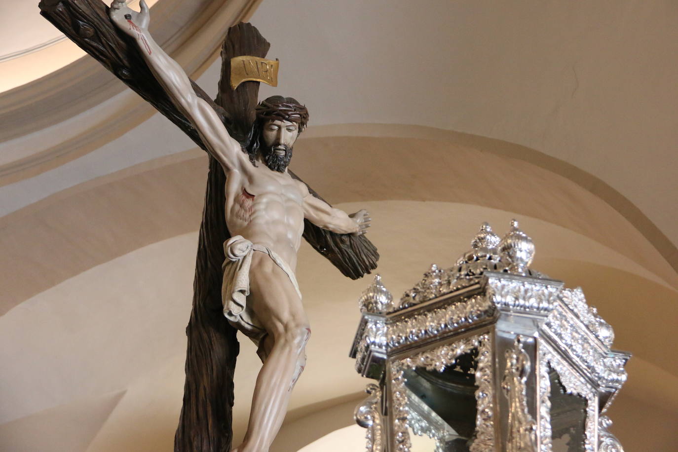 Santa Nonia monta el Cristo por verano. La capilla abre sus puertas para una nueva edición del Museo de Verano de la Semana Santa en el que las cofradías de Nuestra Señora de las Angustias y Soledad y el Dulce Nombre de Jesús Nazareno exponen su patrimonio con dos pasos listos para procesionar.