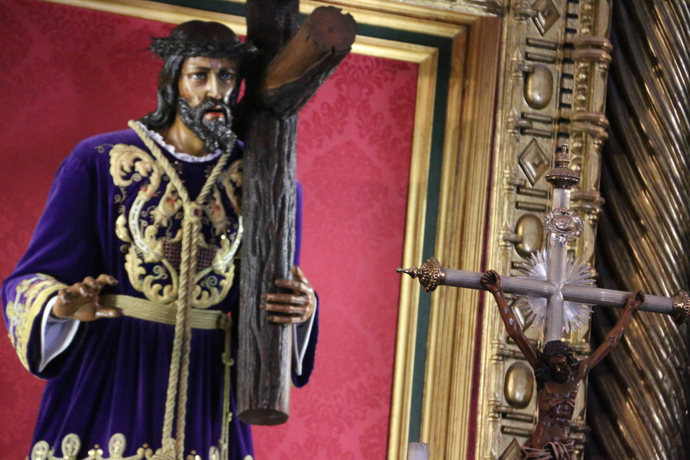 Santa Nonia monta el Cristo por verano. La capilla abre sus puertas para una nueva edición del Museo de Verano de la Semana Santa en el que las cofradías de Nuestra Señora de las Angustias y Soledad y el Dulce Nombre de Jesús Nazareno exponen su patrimonio con dos pasos listos para procesionar.