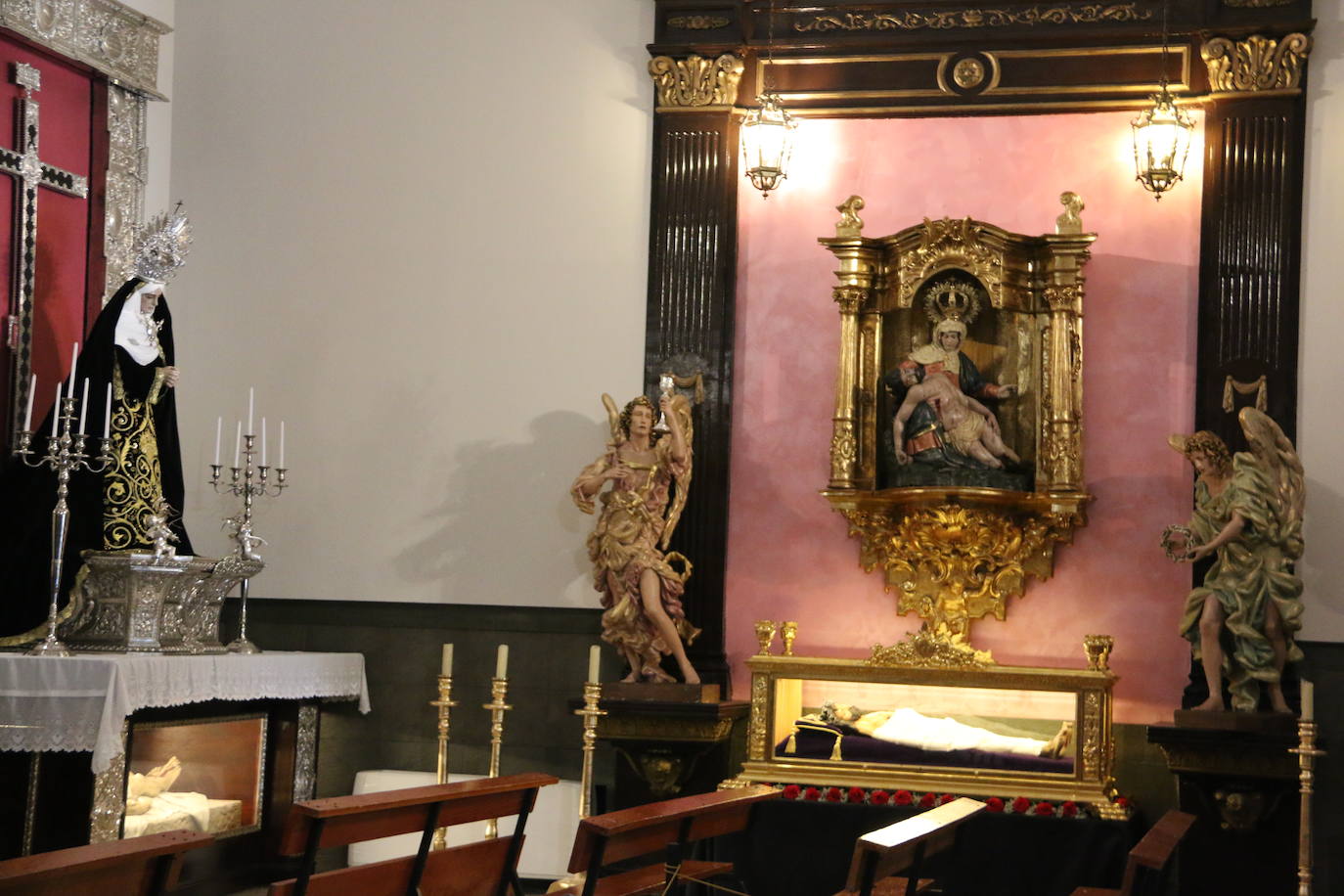 Santa Nonia monta el Cristo por verano. La capilla abre sus puertas para una nueva edición del Museo de Verano de la Semana Santa en el que las cofradías de Nuestra Señora de las Angustias y Soledad y el Dulce Nombre de Jesús Nazareno exponen su patrimonio con dos pasos listos para procesionar.