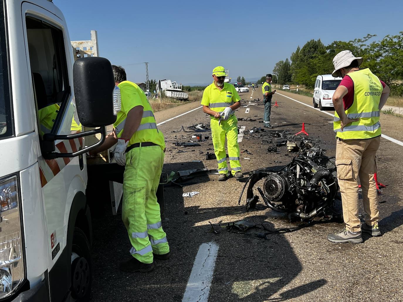 Fallece el conductor de un vehículo tras un brutal impacto con un camión en San Martín del Camino. El accidente ha tenido lugar cuando, por causas que se desconocen, el conductor del coche ha impactado frontolateralmente con el vehículo pesado. 