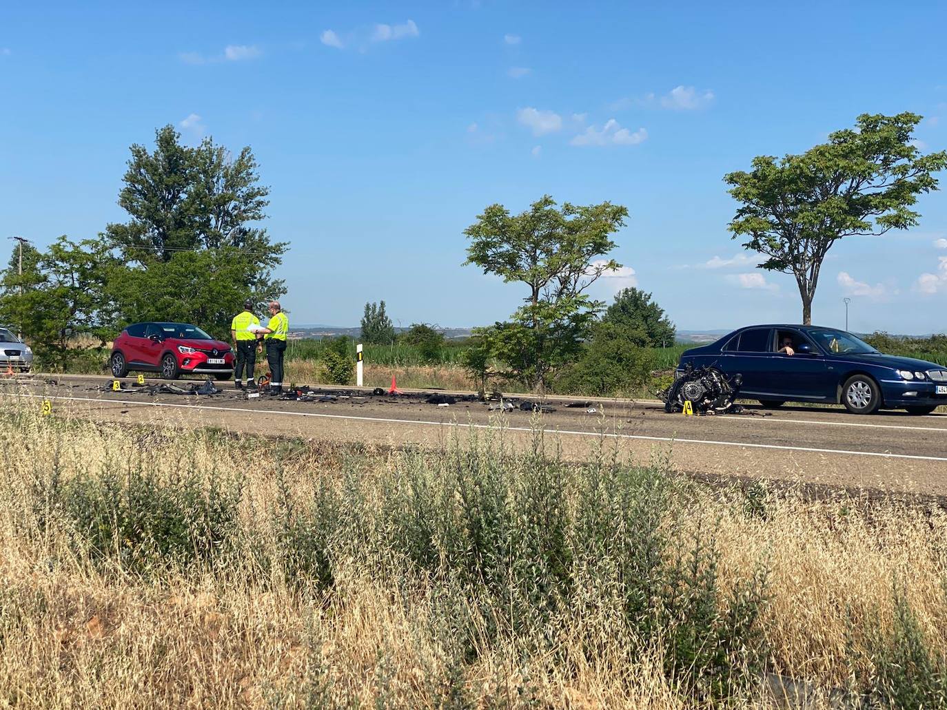 Fallece el conductor de un vehículo tras un brutal impacto con un camión en San Martín del Camino. El accidente ha tenido lugar cuando, por causas que se desconocen, el conductor del coche ha impactado frontolateralmente con el vehículo pesado. 