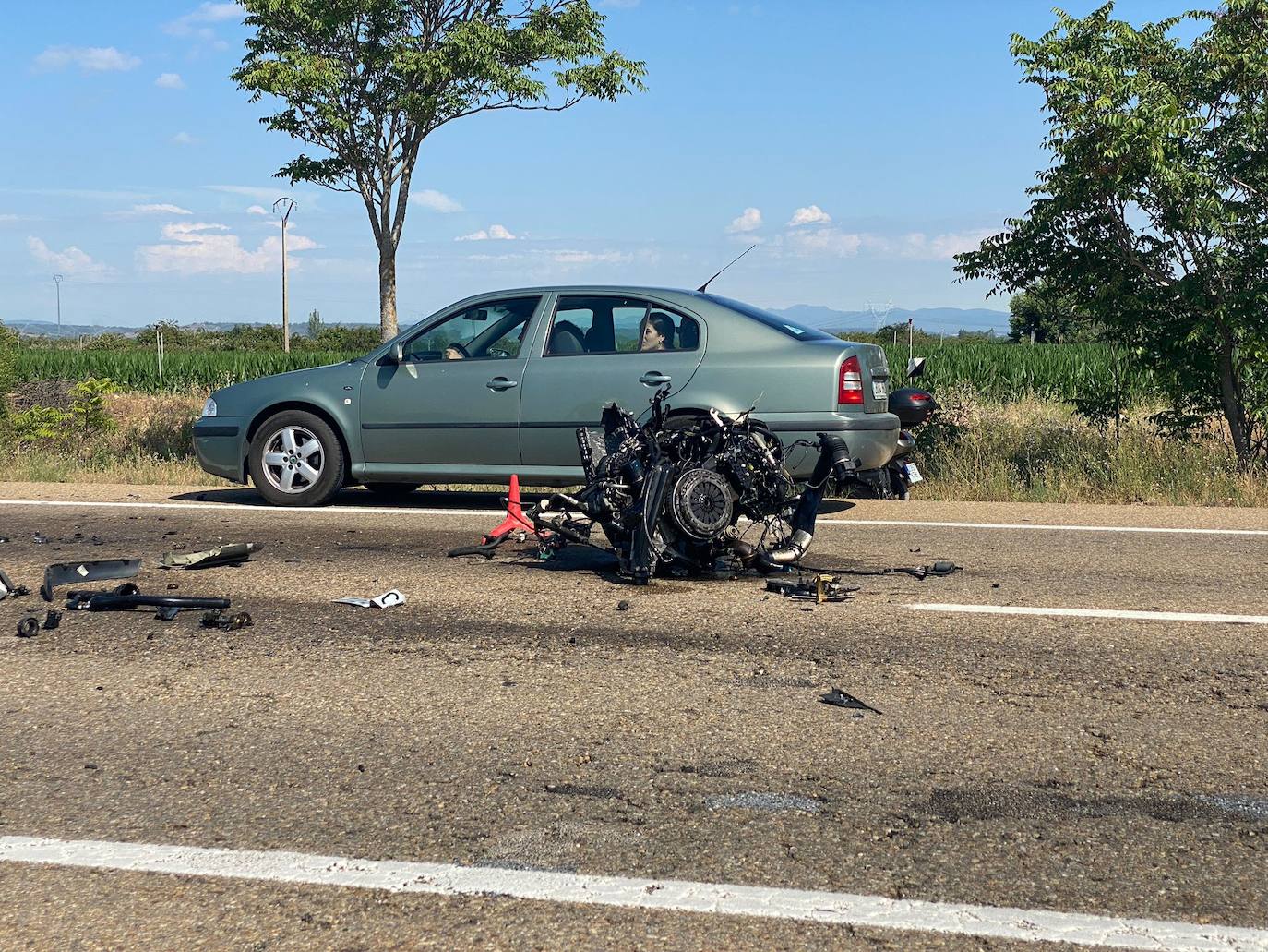 Fallece el conductor de un vehículo tras un brutal impacto con un camión en San Martín del Camino. El accidente ha tenido lugar cuando, por causas que se desconocen, el conductor del coche ha impactado frontolateralmente con el vehículo pesado. 