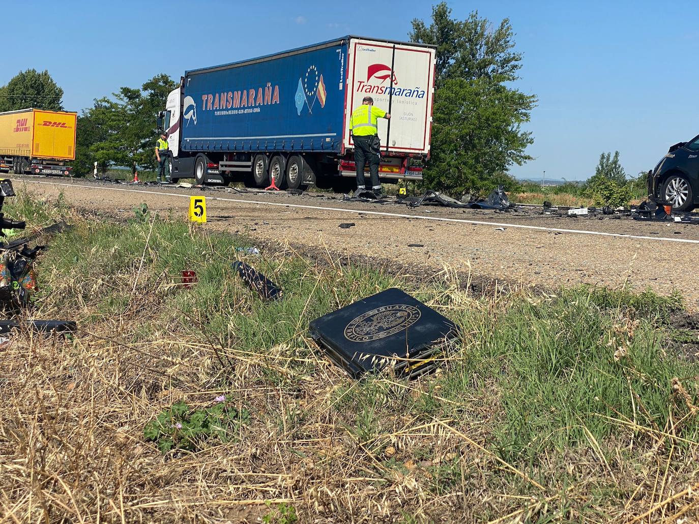 Fallece el conductor de un vehículo tras un brutal impacto con un camión en San Martín del Camino. El accidente ha tenido lugar cuando, por causas que se desconocen, el conductor del coche ha impactado frontolateralmente con el vehículo pesado. 