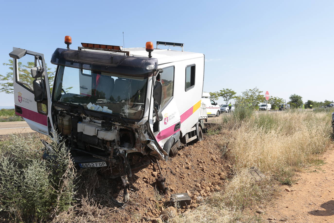 Fallece el conductor de un vehículo tras un brutal impacto con un camión en San Martín del Camino. El accidente ha tenido lugar cuando, por causas que se desconocen, el conductor del coche ha impactado frontolateralmente con el vehículo pesado. 