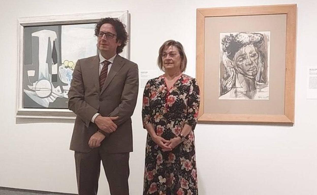 Carlos Cuadros, director general del Centro Niemeyer, junto a Evelia Fernández, concejala de Acción y Promoción Cultural del Ayuntamiento de León.