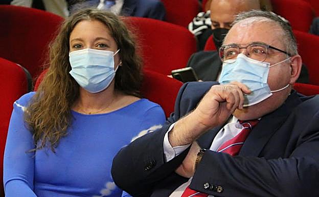 El consejero de Sanidad, Alejandro Vázquez, en la entregade premios de la OAT en el Hospital de León junto a la delegada territorial de la Junta en León, Ester Muñoz.
