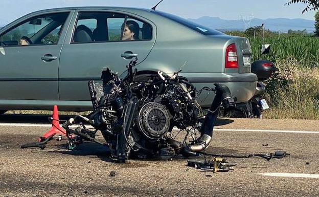 Galería. Imagen del motor del vehículo, en el centro de la calzada, tras el impacto con el camión. 