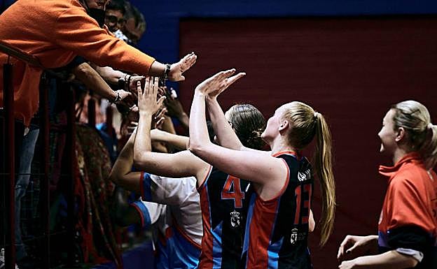 Jugadoras del Embutidos Pajariel Endesa saludando a su afición. 