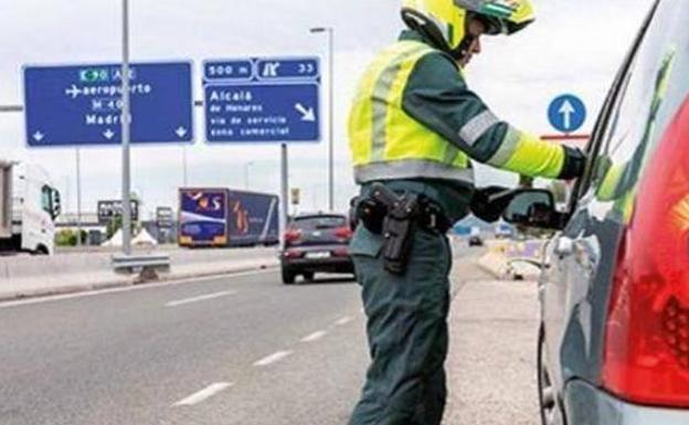 Maquillarse, morderse las uñas o conducir sin camiseta: verdades y mentiras sobre las multas de la DGT