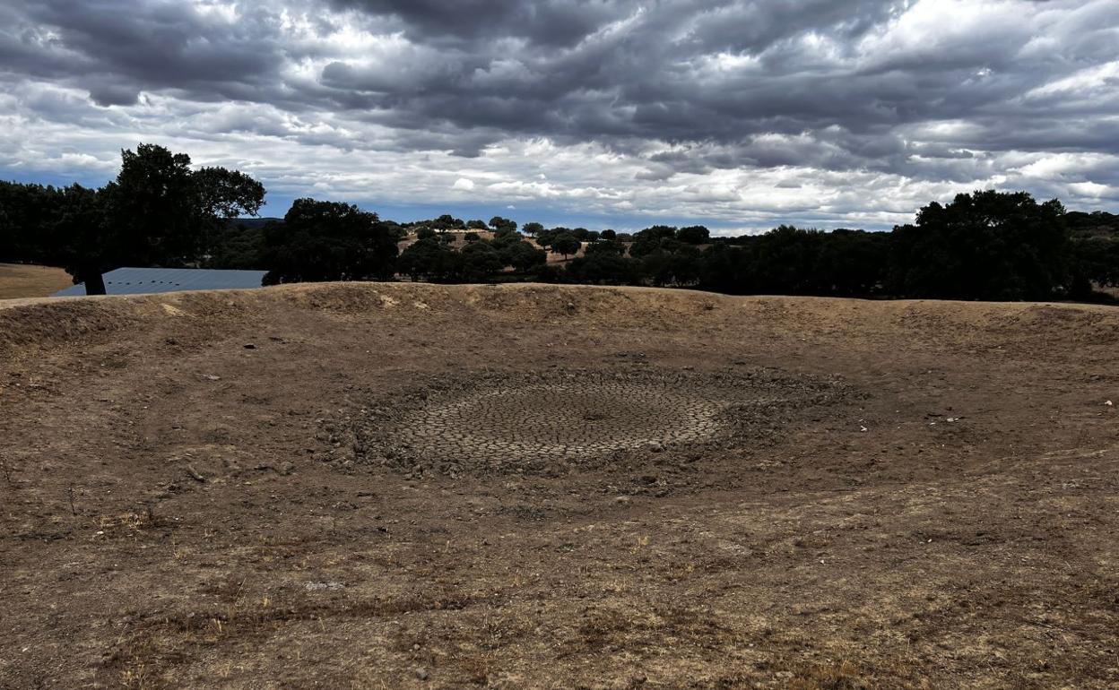 Una charca completamente seca en el término salmantino de Ituero de Azaba, Salamanca. 