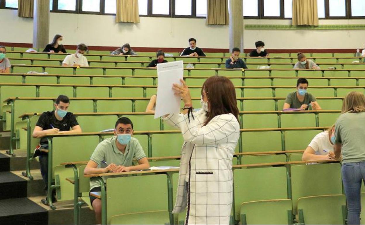 Estudiantes recibiendo instrucciones antes de iniciar el examen de la prueba de acceso a la Universidad. 