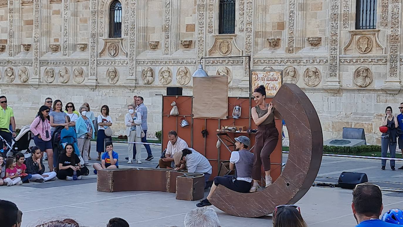 La compañía granadina Vaivén Circo, con 'Do not disturb', abre en la Plaza de San Marcos el 'Circo Festival Cuna del Parlamentarismo en el Camino' | Las artes circenses se convierten en protagonistas en la ciudad durante las próximas semanas.