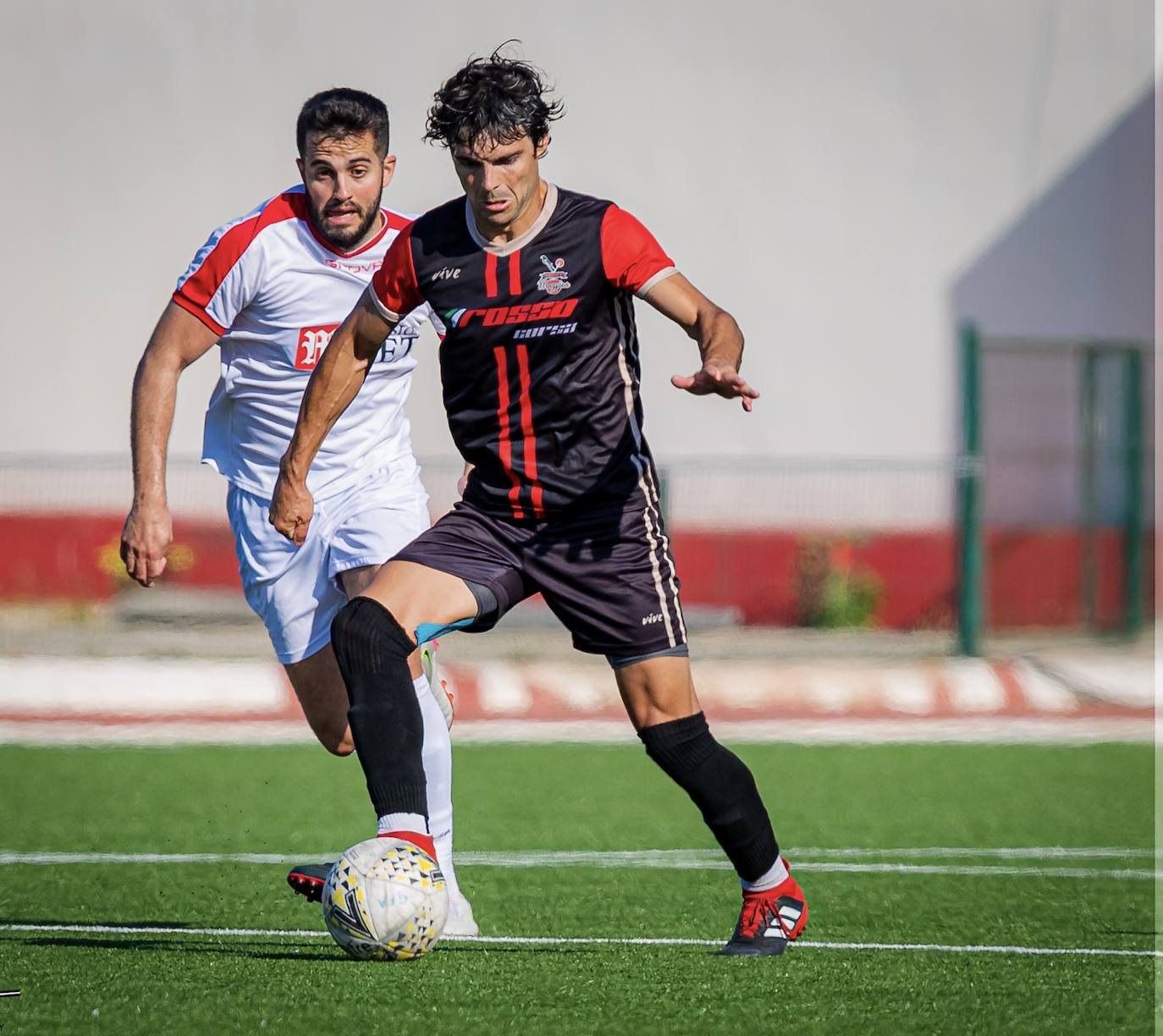 El futbolista leonés vive en Gibraltar una nueva experiencia y suma su país número 14 en su carrera.