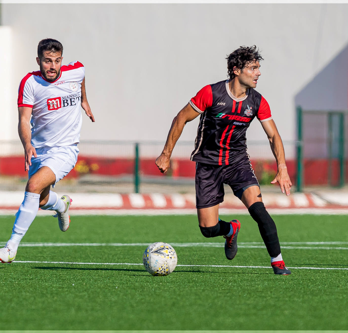 El futbolista leonés vive en Gibraltar una nueva experiencia y suma su país número 14 en su carrera.