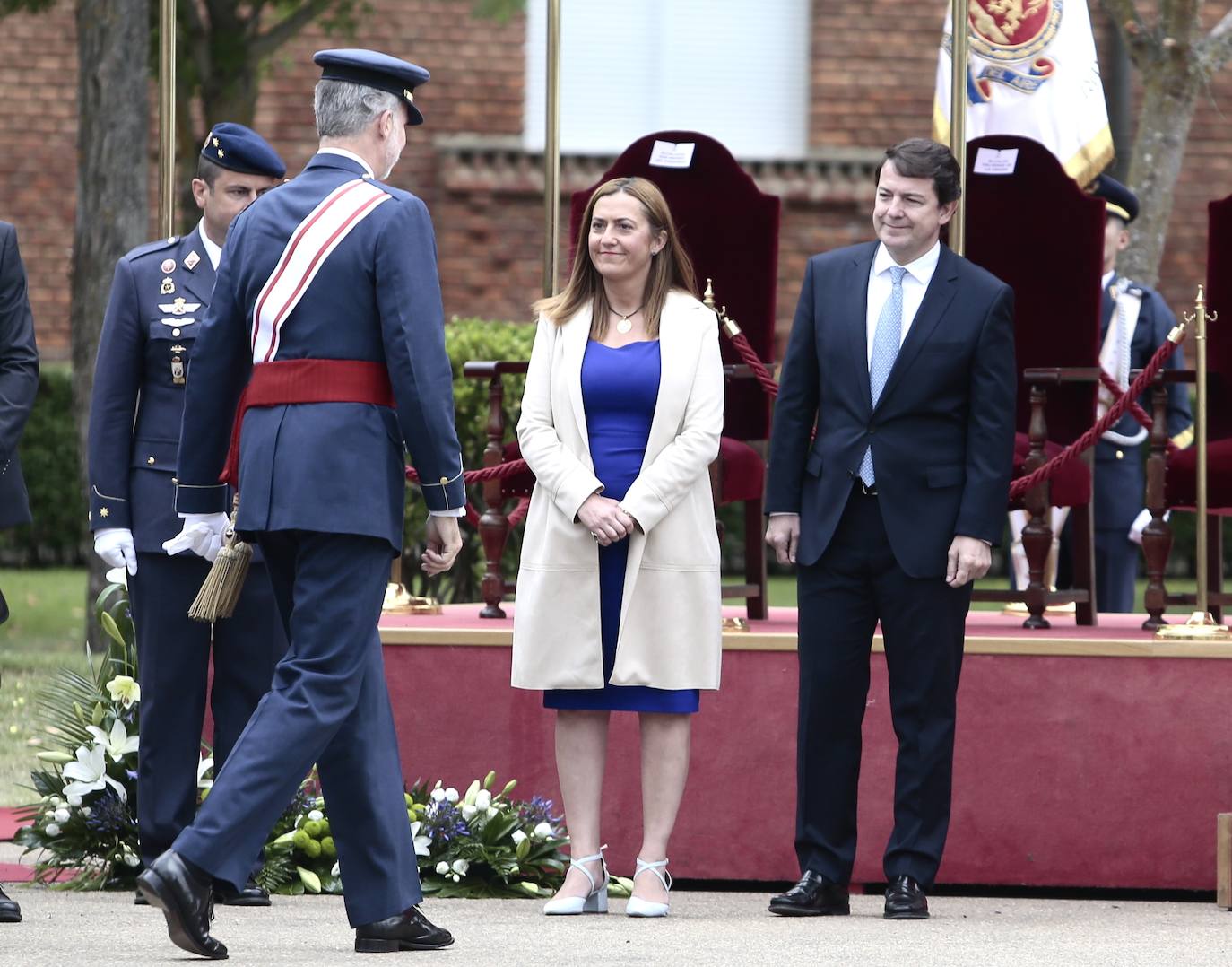 La Academia Básica del Aire recupera la normalidad con la entrega de Reales Despachos a los nuevos sargentos de la XXX promoción de la Escala de Suboficiales del Ejército del Aire. Emoción contenida en un acto en el que el Felipe VI ha remarcado el valor, la grandeza, la fortaleza ante los difíciles momentos y la ejemplaridad del Ejército del Aire y los nuevos retos a los que se enfrentan sus profesionales. 