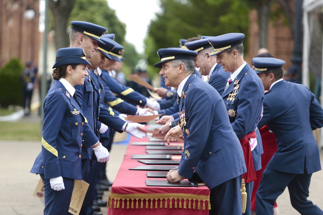 La Academia Básica del Aire recupera la normalidad con la entrega de Reales Despachos a los nuevos sargentos de la XXX promoción de la Escala de Suboficiales del Ejército del Aire. Emoción contenida en un acto en el que el Felipe VI ha remarcado el valor, la grandeza, la fortaleza ante los difíciles momentos y la ejemplaridad del Ejército del Aire y los nuevos retos a los que se enfrentan sus profesionales. 