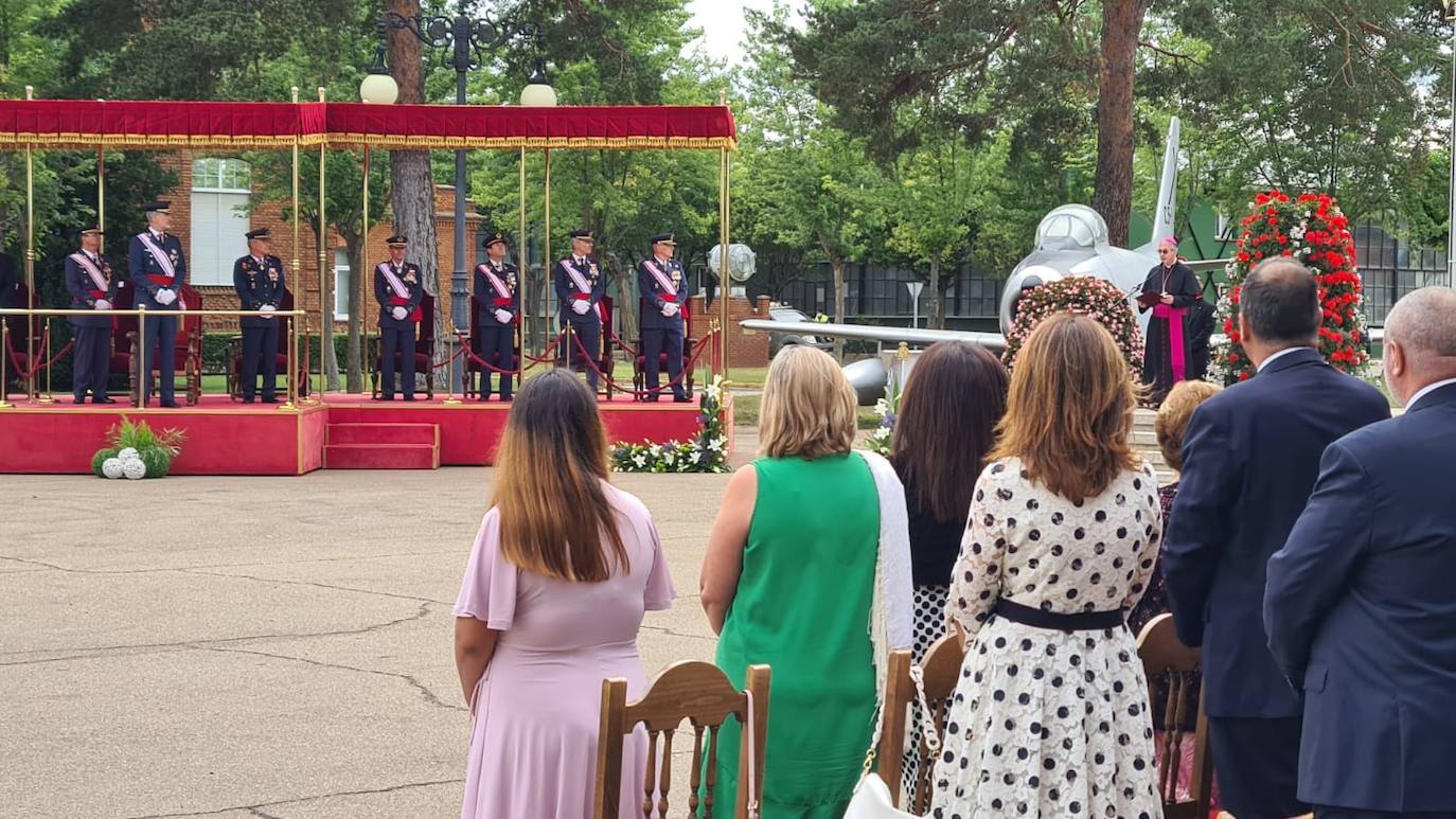 La Academia Básica del Aire recupera la normalidad con la entrega de Reales Despachos a los nuevos sargentos de la XXX promoción de la Escala de Suboficiales del Ejército del Aire. Emoción contenida en un acto en el que el Felipe VI ha remarcado el valor, la grandeza, la fortaleza ante los difíciles momentos y la ejemplaridad del Ejército del Aire y los nuevos retos a los que se enfrentan sus profesionales. 