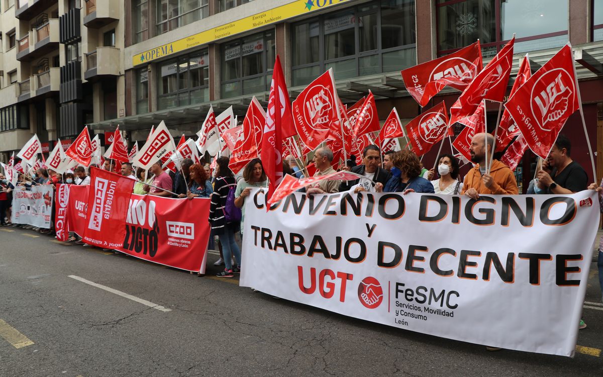 UGT y CCOO se concentran frente a la sede de la Fele para reclamar el debloqueo de 14 convenios colectivos que afectan a 37.000 trabajadores y les piden «abandonar su actitud egoísta» para que la crisis actual «no la pague sólo la clase trabajadora»