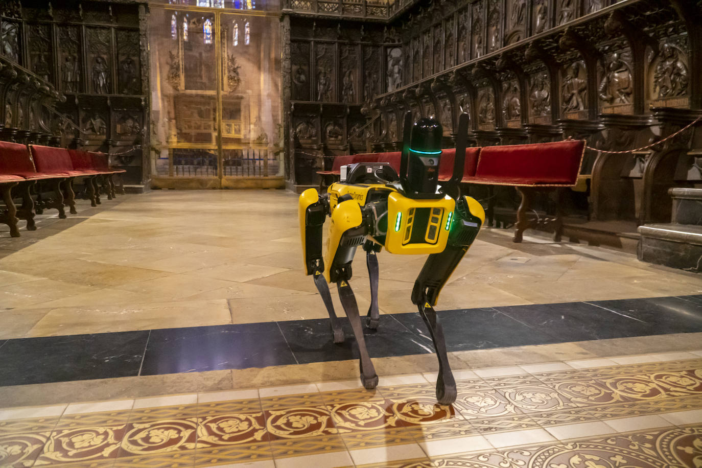 El perro robot que 'sorprendió' a los viandantes leoneses el pasado verano ha 'paseado' por la Catedral de León para crear una simulación 3D del templo