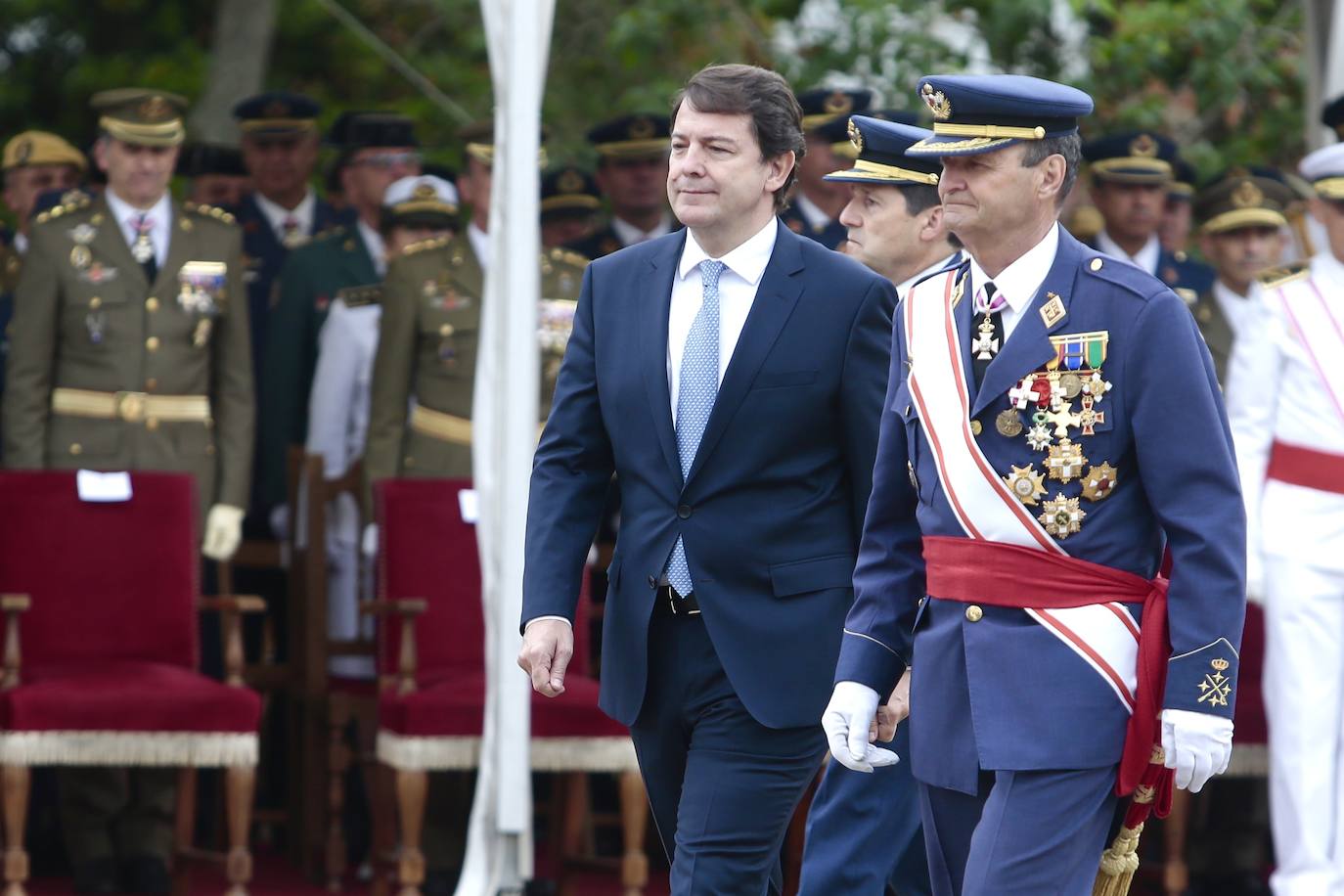 La Academia Básica del Aire recupera la normalidad con la entrega de Reales Despachos a los nuevos sargentos de la XXX promoción de la Escala de Suboficiales del Ejército del Aire. Emoción contenida en un acto en el que el Felipe VI ha remarcado el valor, la grandeza, la fortaleza ante los difíciles momentos y la ejemplaridad del Ejército del Aire y los nuevos retos a los que se enfrentan sus profesionales. 