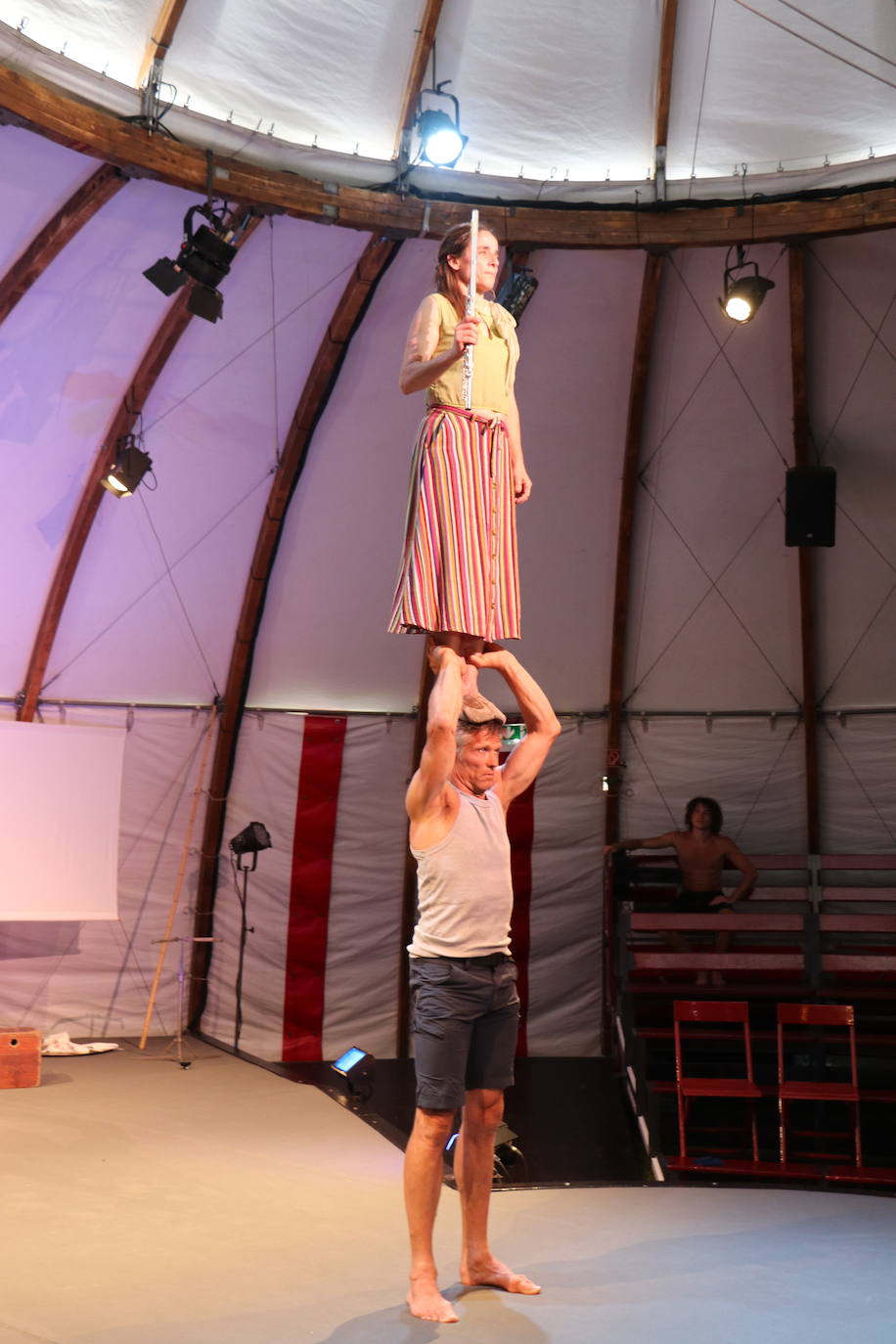 El circo en un iglú. Nicole&Martin aterriza en León para mostra sus habilidades circenses en medio de un espectáculo único. Sus actuaciones están inspiradas en las historias de los hermanos Grimm, a las que los actores les dotan de elementos teatrales, musicales y de danza. 