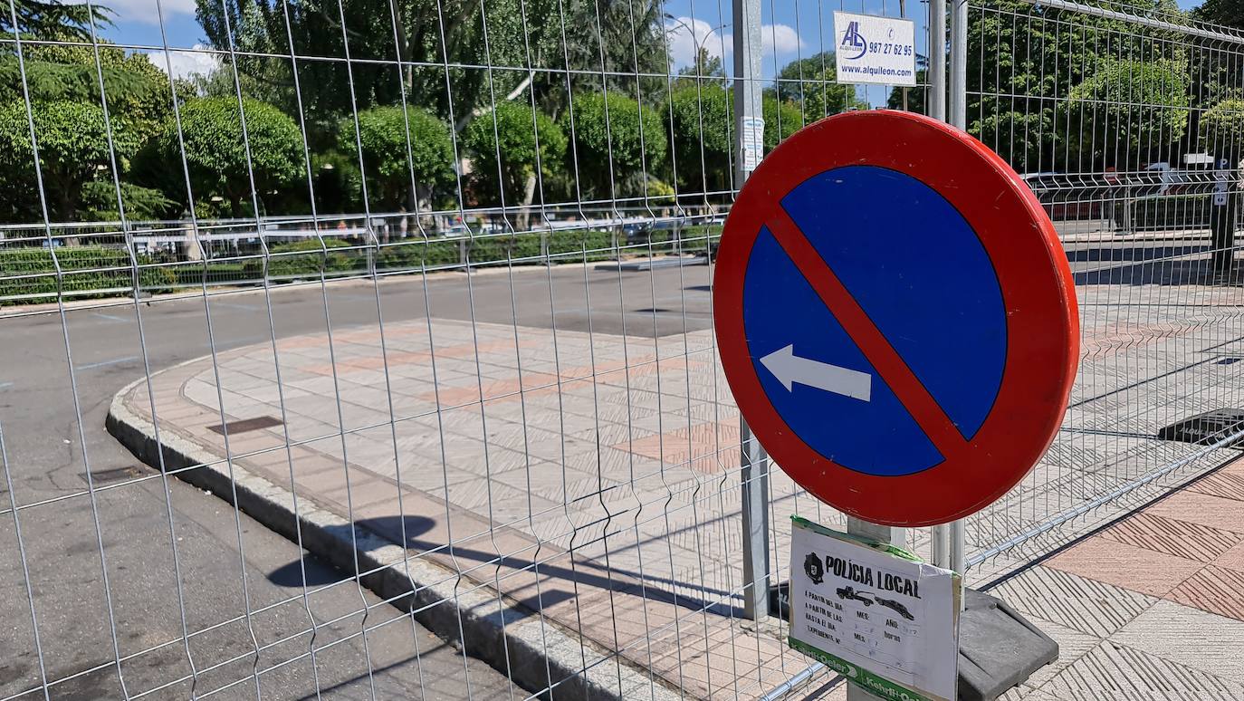 Los comerciantes tendrían que haber iniciado esta semana su traslado, pero no hay carpa alternativa ni proyecto inmediato de ejecución de obra tras las discrepancias con la adjudicataria. Los comerciantes aseguran que «no tiene pinta que nos mudemos» y el Ayuntamiento apela a los compromisos con la empresa. 