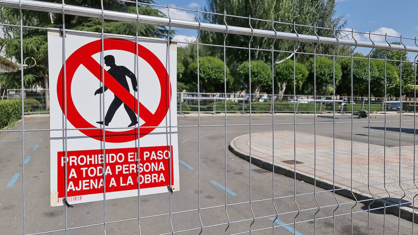 Los comerciantes tendrían que haber iniciado esta semana su traslado, pero no hay carpa alternativa ni proyecto inmediato de ejecución de obra tras las discrepancias con la adjudicataria. Los comerciantes aseguran que «no tiene pinta que nos mudemos» y el Ayuntamiento apela a los compromisos con la empresa. 