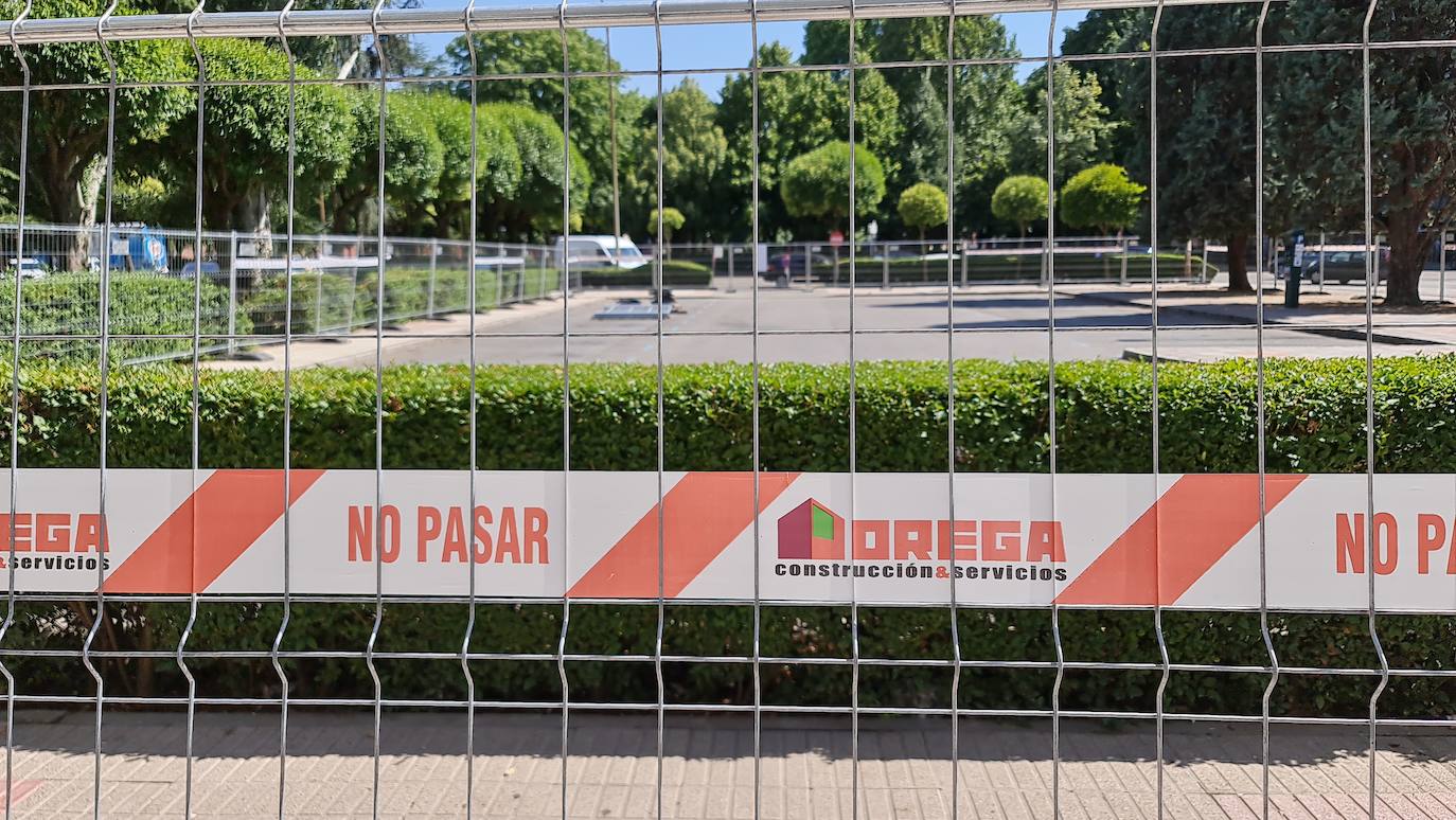 Los comerciantes tendrían que haber iniciado esta semana su traslado, pero no hay carpa alternativa ni proyecto inmediato de ejecución de obra tras las discrepancias con la adjudicataria. Los comerciantes aseguran que «no tiene pinta que nos mudemos» y el Ayuntamiento apela a los compromisos con la empresa. 